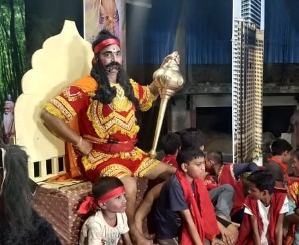 Prayagraj News: मशाल की रोशनी से शुरू हुई रामलीला, आज बिजली की चकाचौंध से सराबोर
