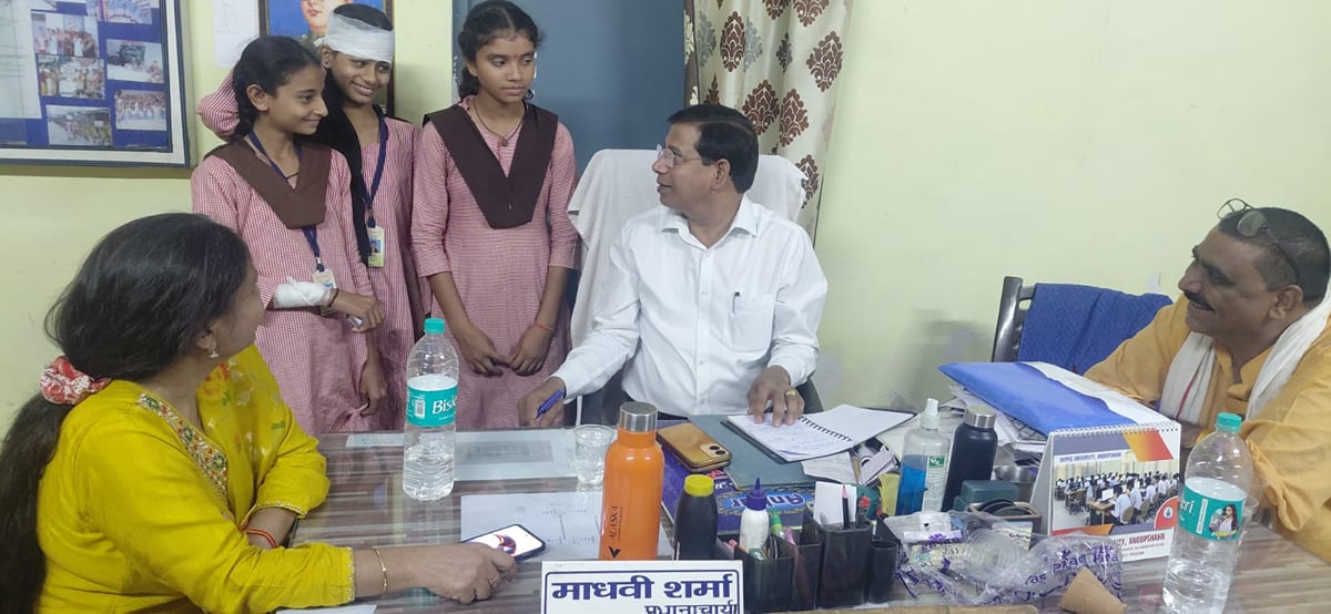 Aligarh News: छत का प्लास्टर गिरने से चार छात्राएं चोटिल, प्रधानाचार्य को नोटिस