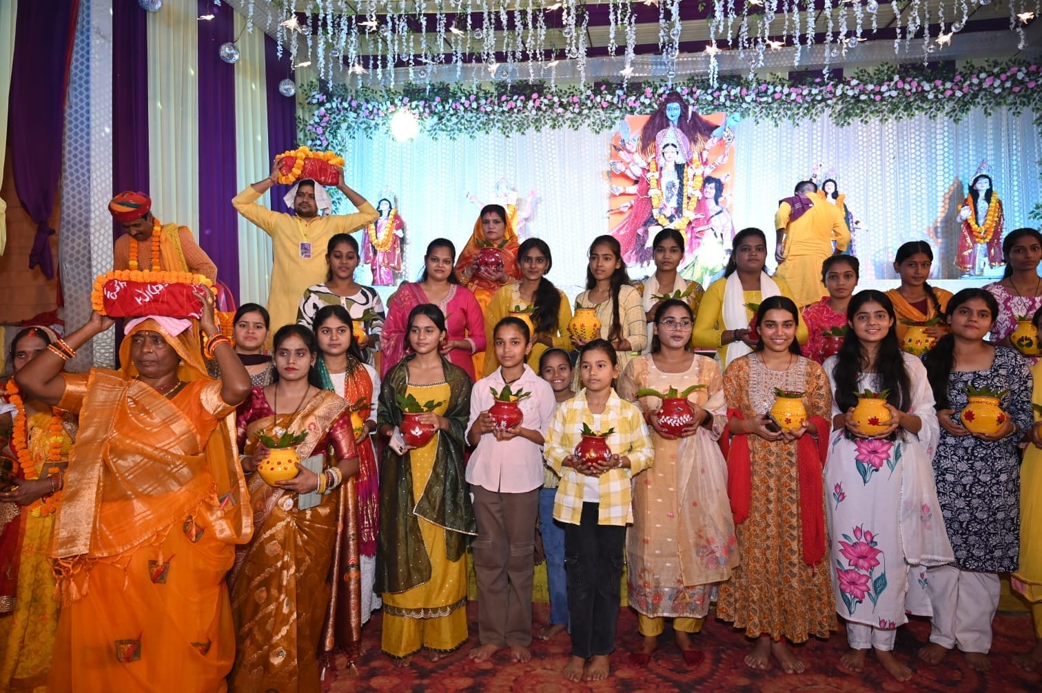ड्रमंडगंज दुर्गा मंदिर से निकली कलश शोभायात्रा में शामिल महिलाएं।- सोशल मीडिया।