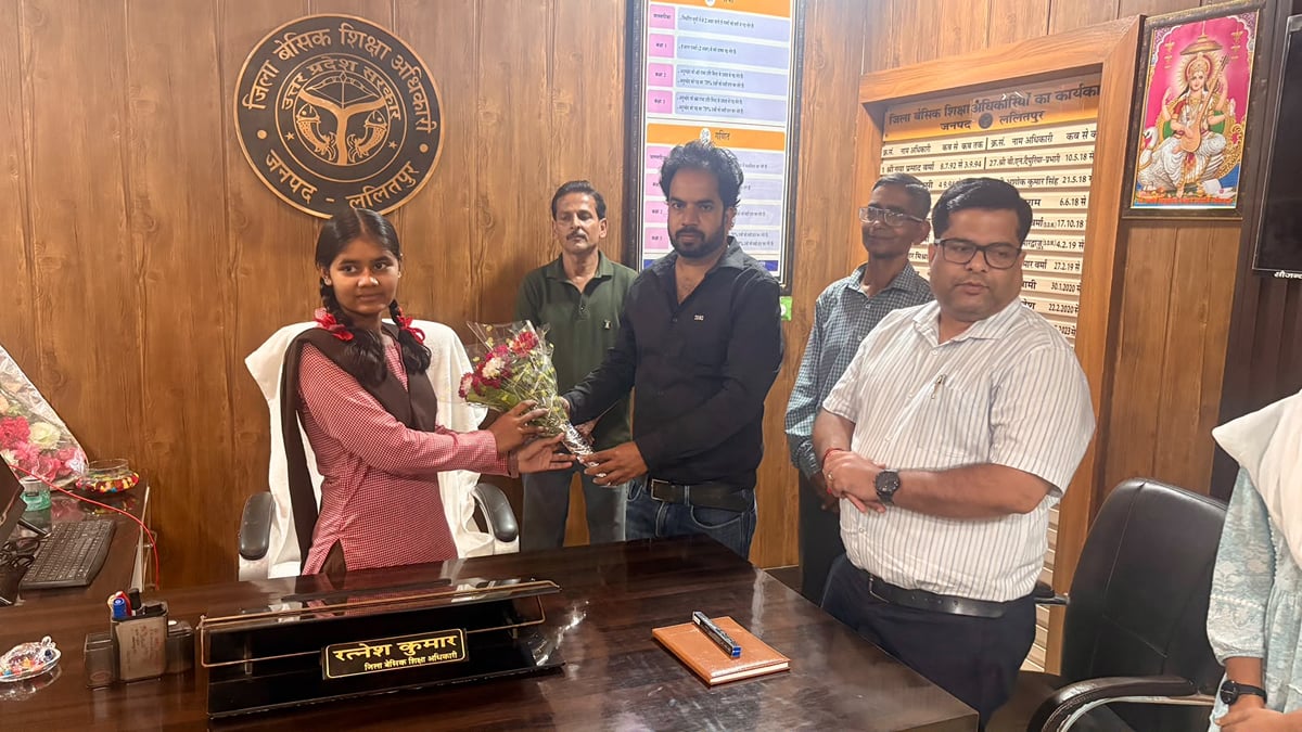 Lalitpur News: एक दिन की बीएसए बनकर छात्रा रानी ने जानी प्रशासनिक व्यवस्था