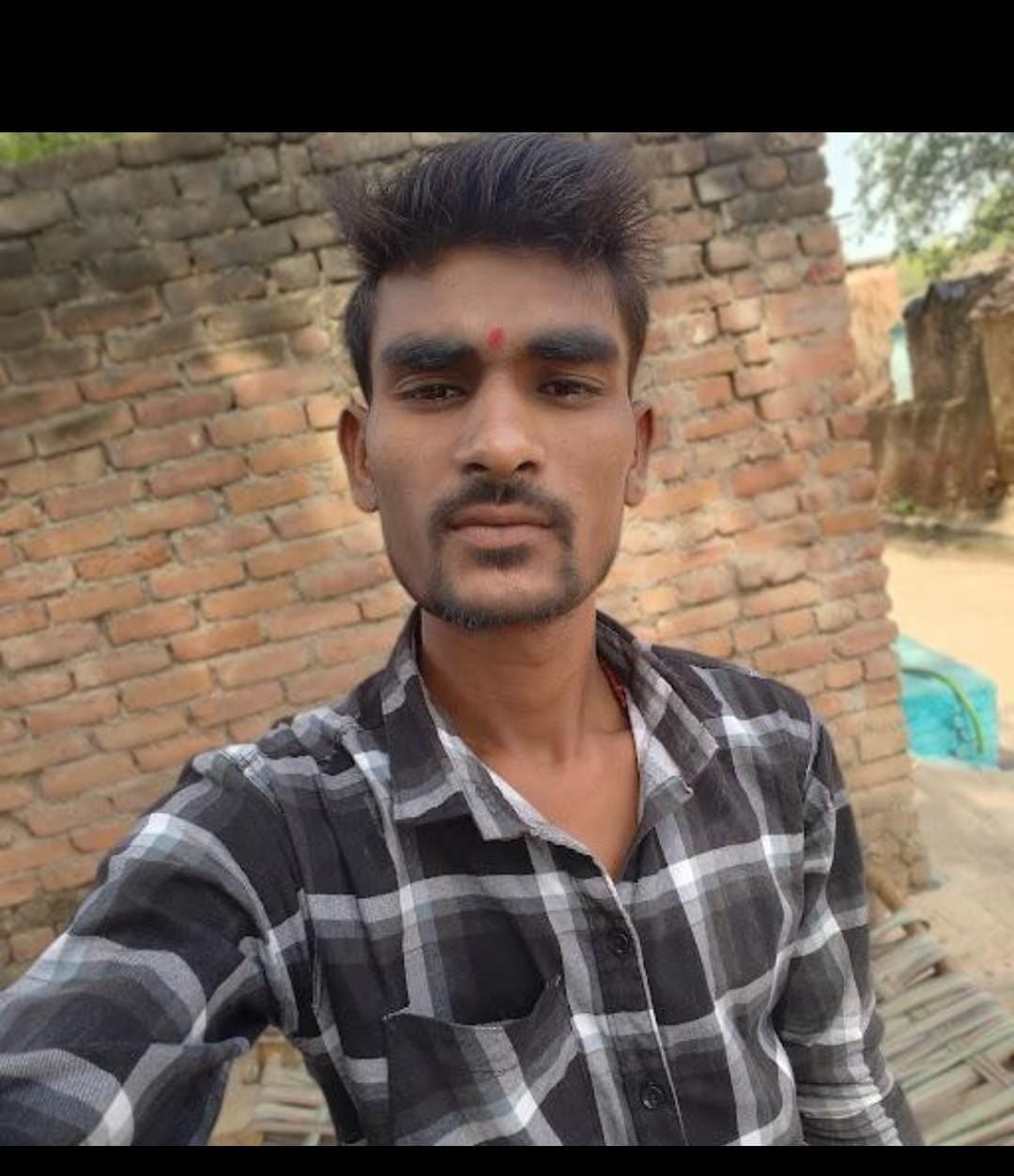 Jalaun News: घर में फंदे पर लटका मिला इकलौता बेटा