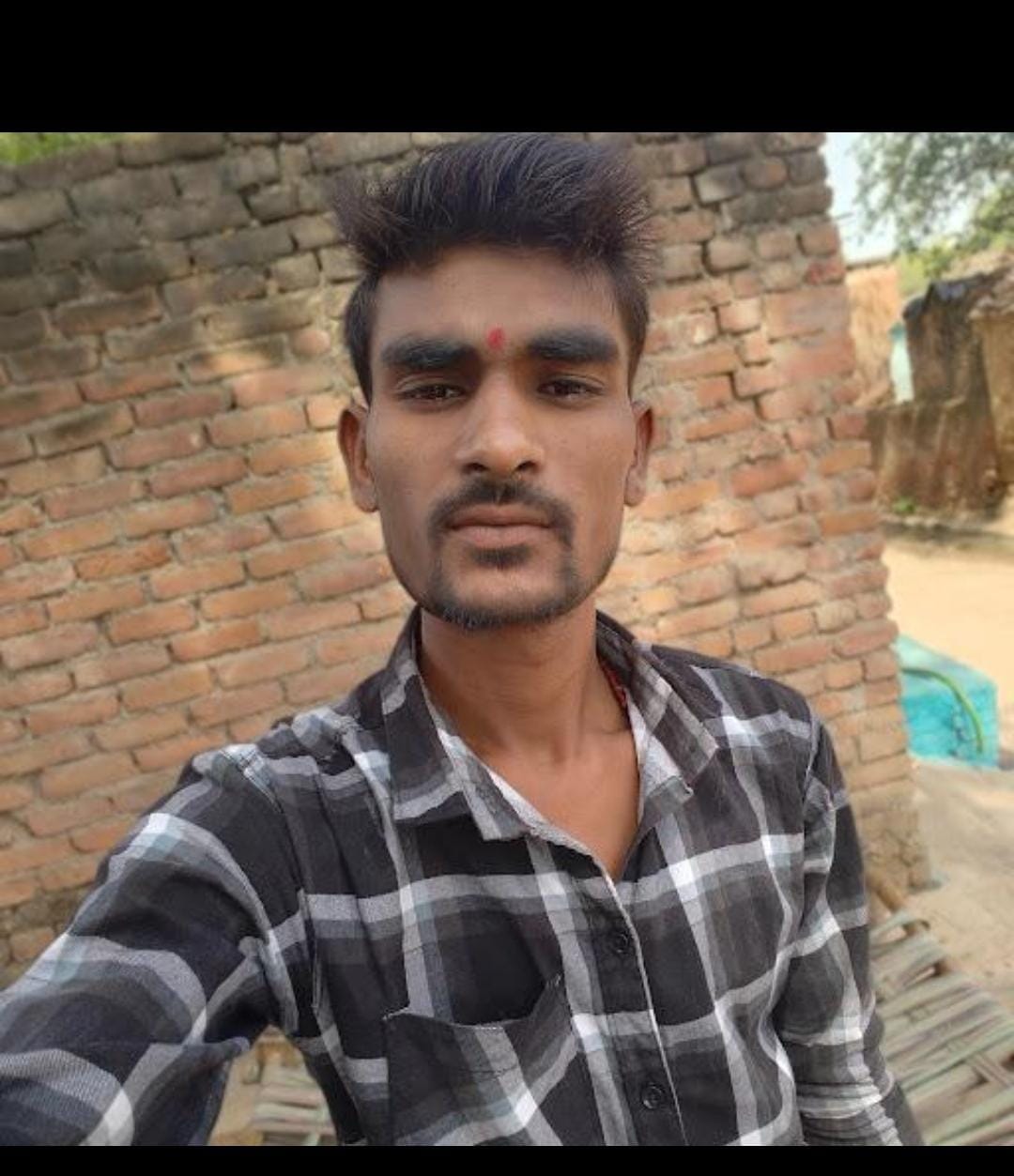 फोटो - 01 अजगर को पकड़कर ले जाती वन विभाग की टीम। मोहल्लेवासी।