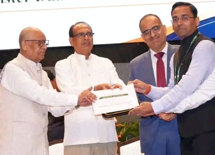 फोटो 13 एमएएचपी 05 परिचय-राजधानी दिल्ली में डीएम प्रभास कुमार को सम्मानित करते केंद्रीय कृषि मं