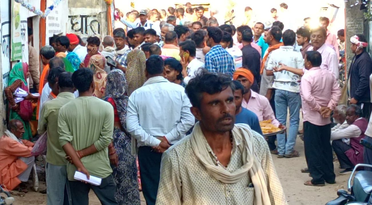 फोटो 13 एमएएचपी 06 परिचय-समिति में खाद के लिए कतारोंं में लगे किसान। संवाद