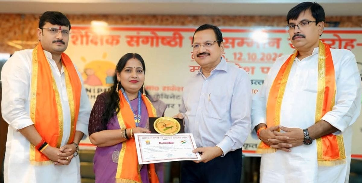 फोटो 13 एमएएचपी 12 परिचय-प्रधानाध्यापिका स्नेहलता शुक्ला को सम्मानित करते बेसिक शिक्षा परिषद के