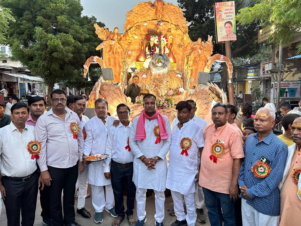 Agra News: आकर्षक झांकियों के साथ निकली भव्य अग्रसेन शोभायात्रा
