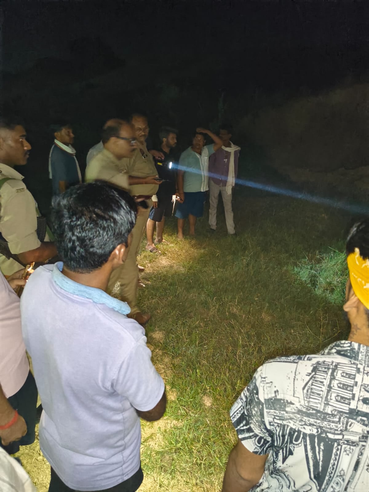 Banda News: मिट्टी का टीला धंसने से सगी बहनें दबीं, एक की मौत, दूसरी गंभीर