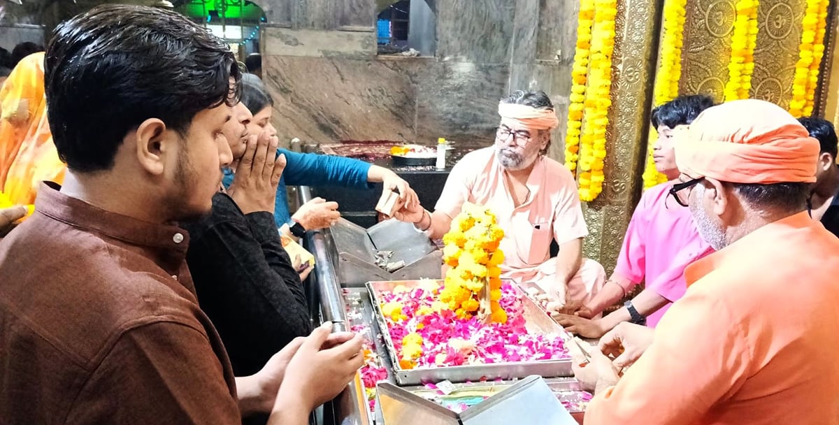 Balrampur News: मां कुष्मांडा के जयकारों से गूंजे देवी मंदिर, उमड़ा श्रद्धा का सैलाब