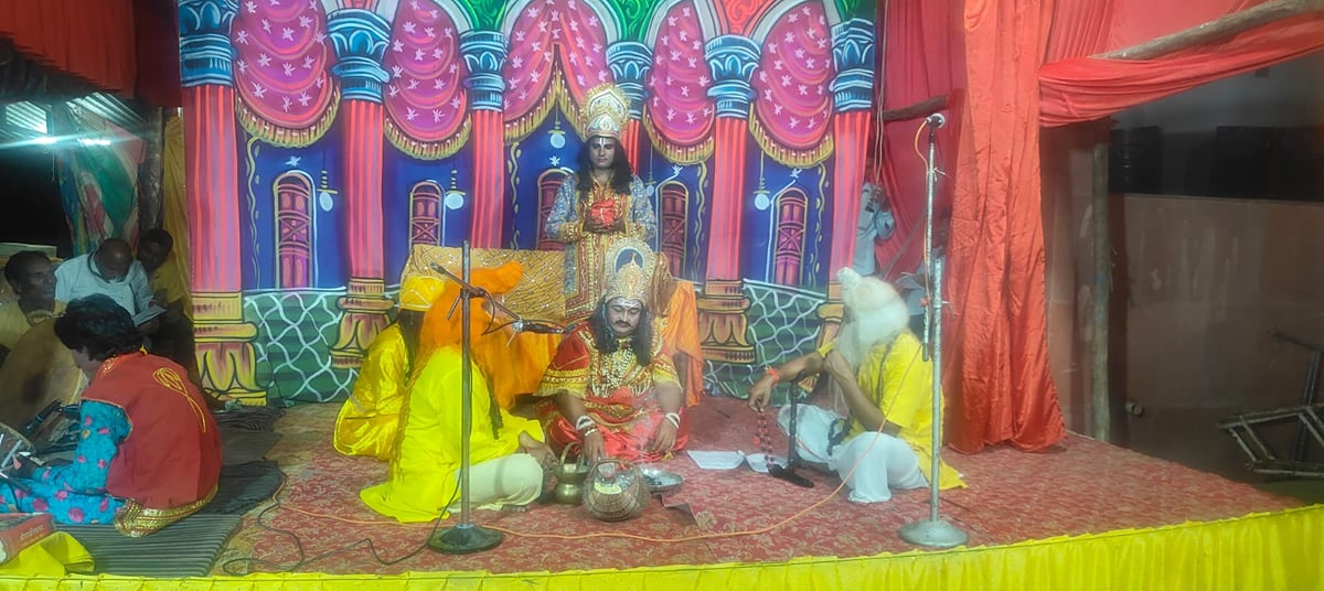 Prayagraj News: आनापुर रामलीला में पुत्रकामेष्टि यज्ञ का मंचन