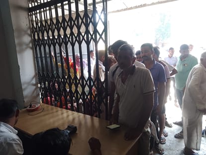 फोटो नंबर- 18लाइन में लग कर खाद प्राप्त करते किसान। संवाद