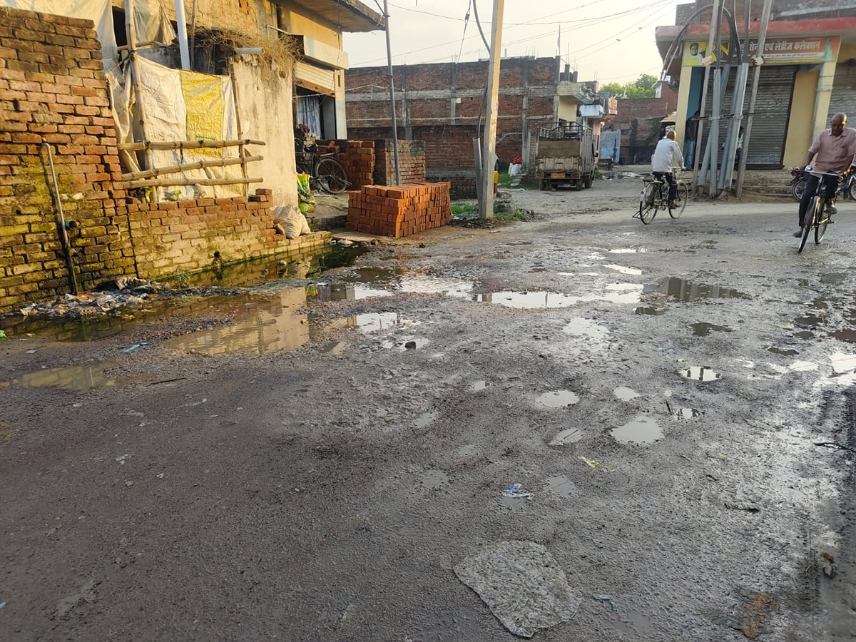 Prayagraj News: कौड़िहार सीएचसी मार्ग पर सीवर का पानी जमा, लोग परेशान