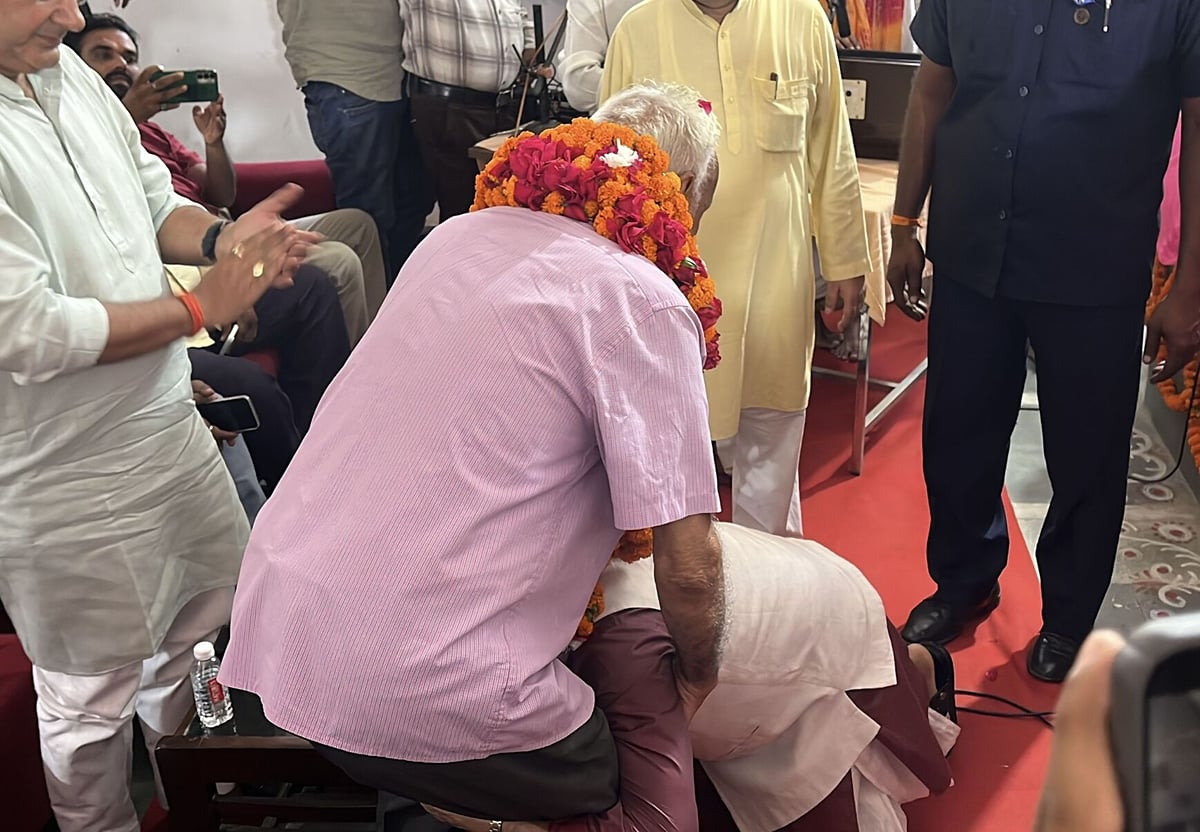 Ayodhya News: गुरु के चरणों में झुके पूर्व सांसद