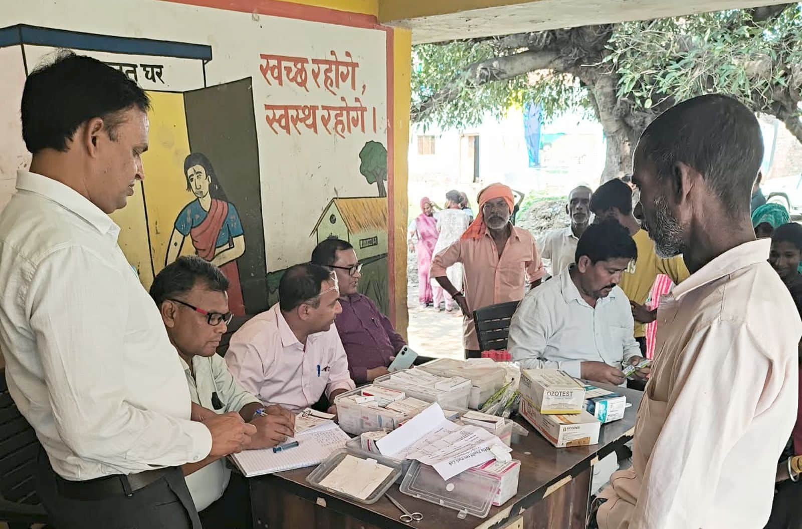 गुरगांव में लगे स्वास्थ्य शिविर में लोगों की जांच की गई। स्रोत स्वास्थ्य विभाग