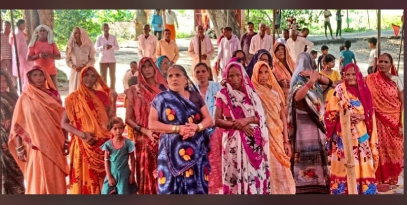 ग्राम मोहम्मदगंज रंपुरा में आरती में सम्मलित ग्रामीण स्रोत आयोजक