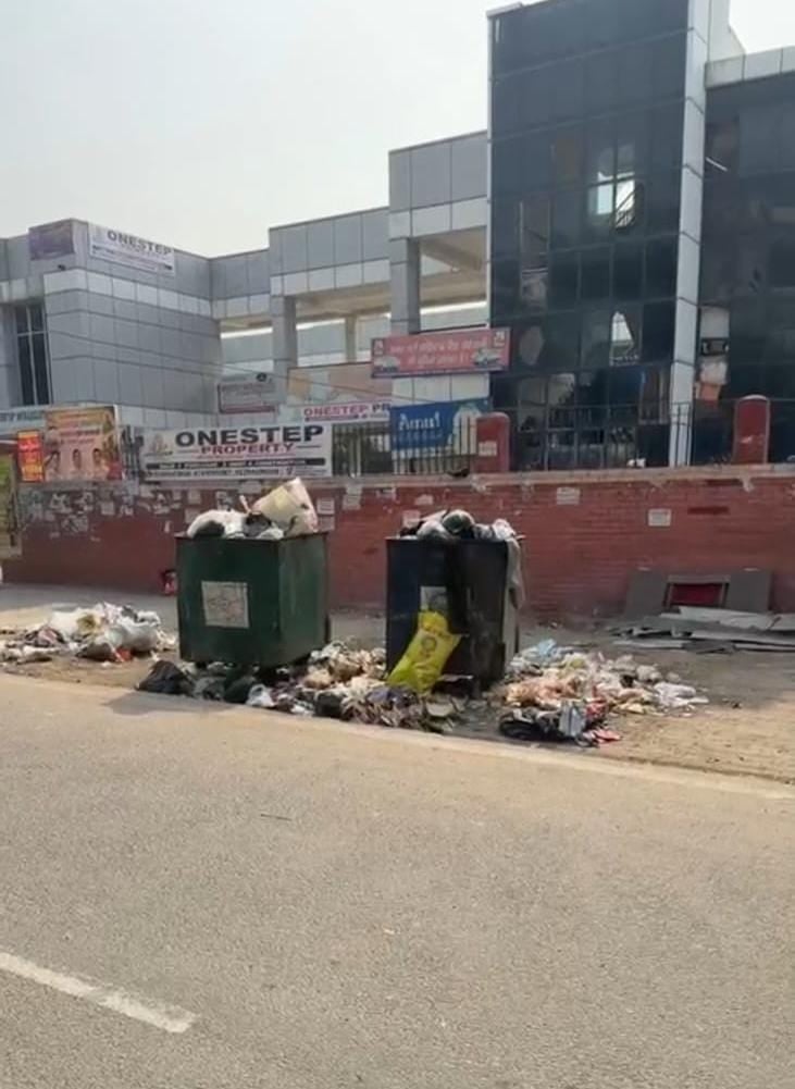 Noida News: डस्टबिन के आसपास गंदगी से निवासी परेशान