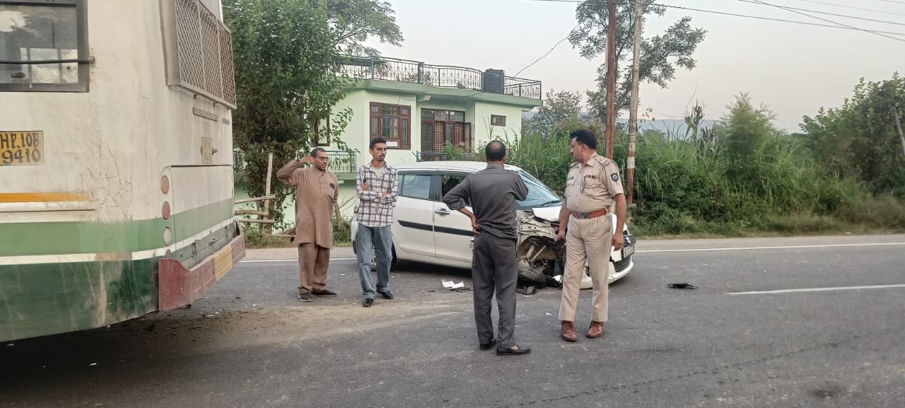 घुमारवीं के सेउ में हुई कार और बस की टक्कर और मौके पर पहुंची पुलिस। संवाद