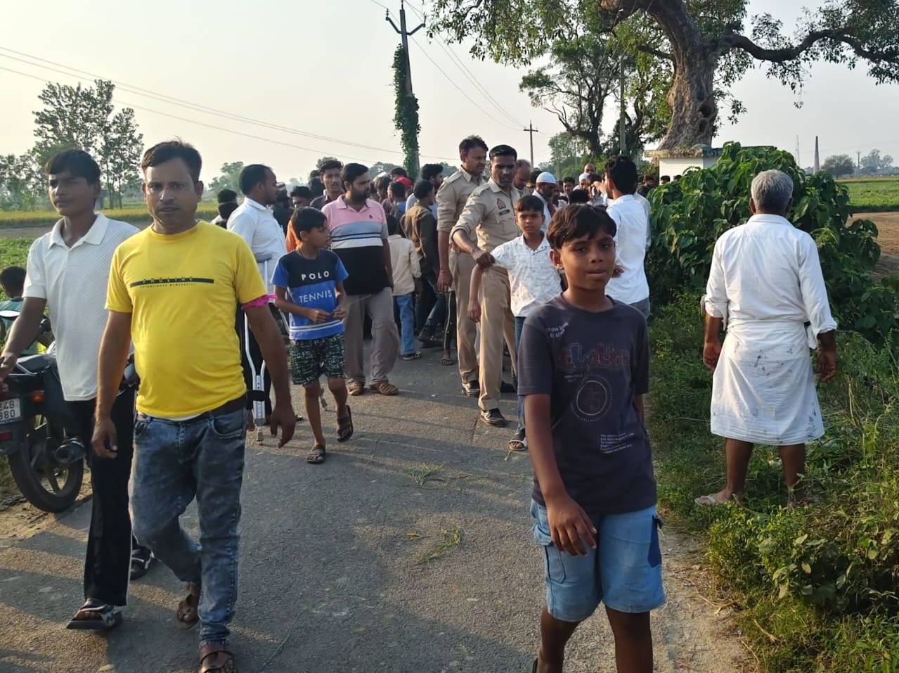 घटना स्थल पर मौजूद ग्रामीण व पुलिस। संवाद