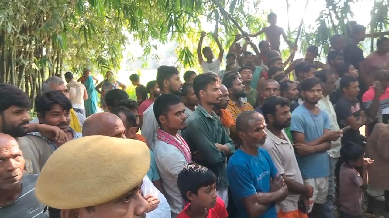 घटनास्थल पर जांच करती पुलिस