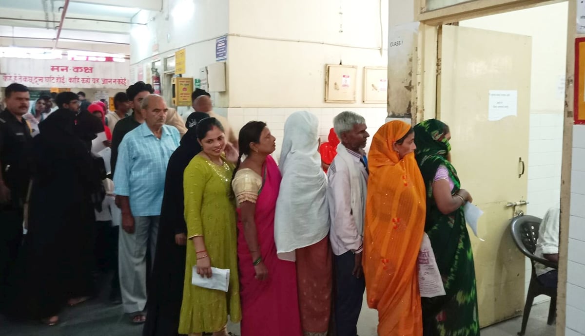 Budaun News: एनएचएम की हड़ताल से चरमराईं स्वास्थ्य सेवाएं