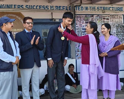जिला स्तरीय बाल मेले में अव्वल आने वाले कुमारसैन स्कूल के मेधावी को पुरस्कृत करते हुए। स्रोत : 