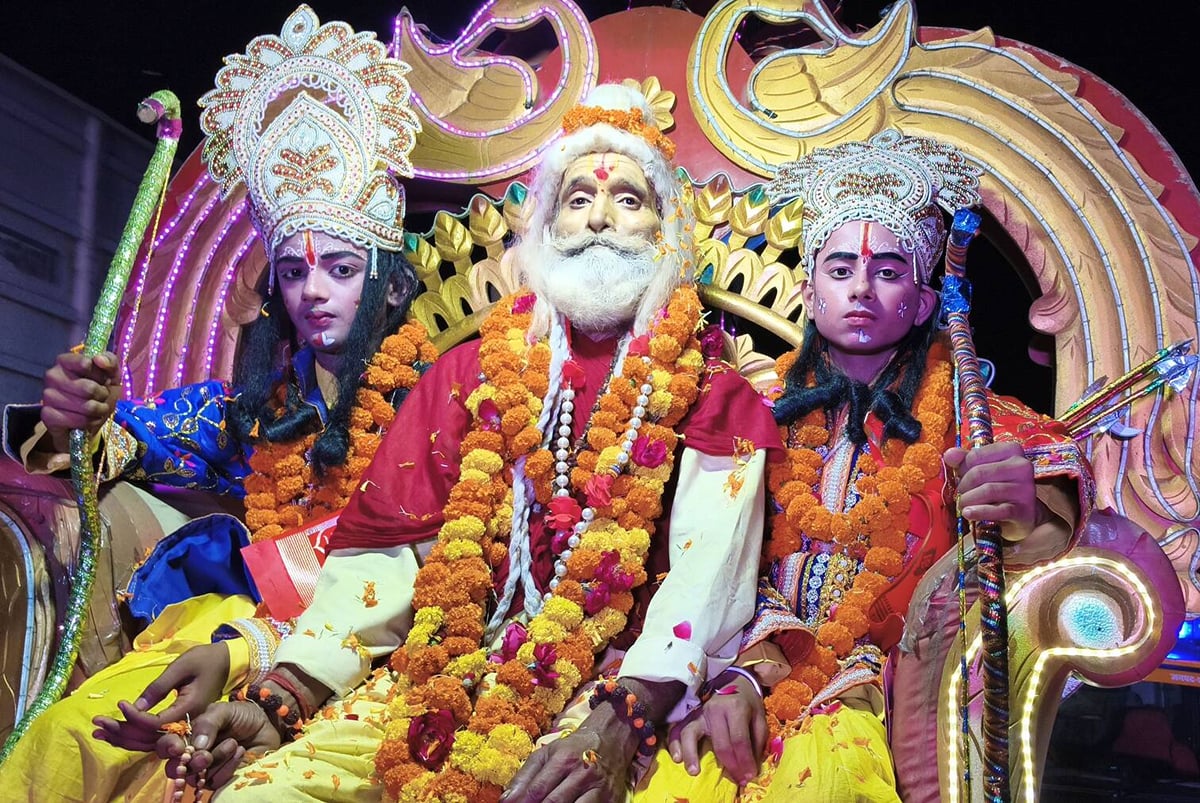 Shahjahanpur News: रामबरात निकाली, जगह-जगह पुष्पवर्षा से स्वागत