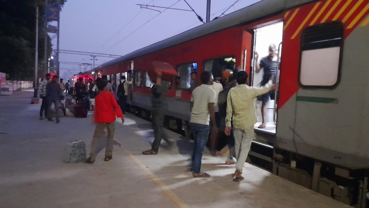 Bhadohi News: जिले के सात स्टेशनों में से केवल एक पर कोच इंडीकेटर, वह भी बंद