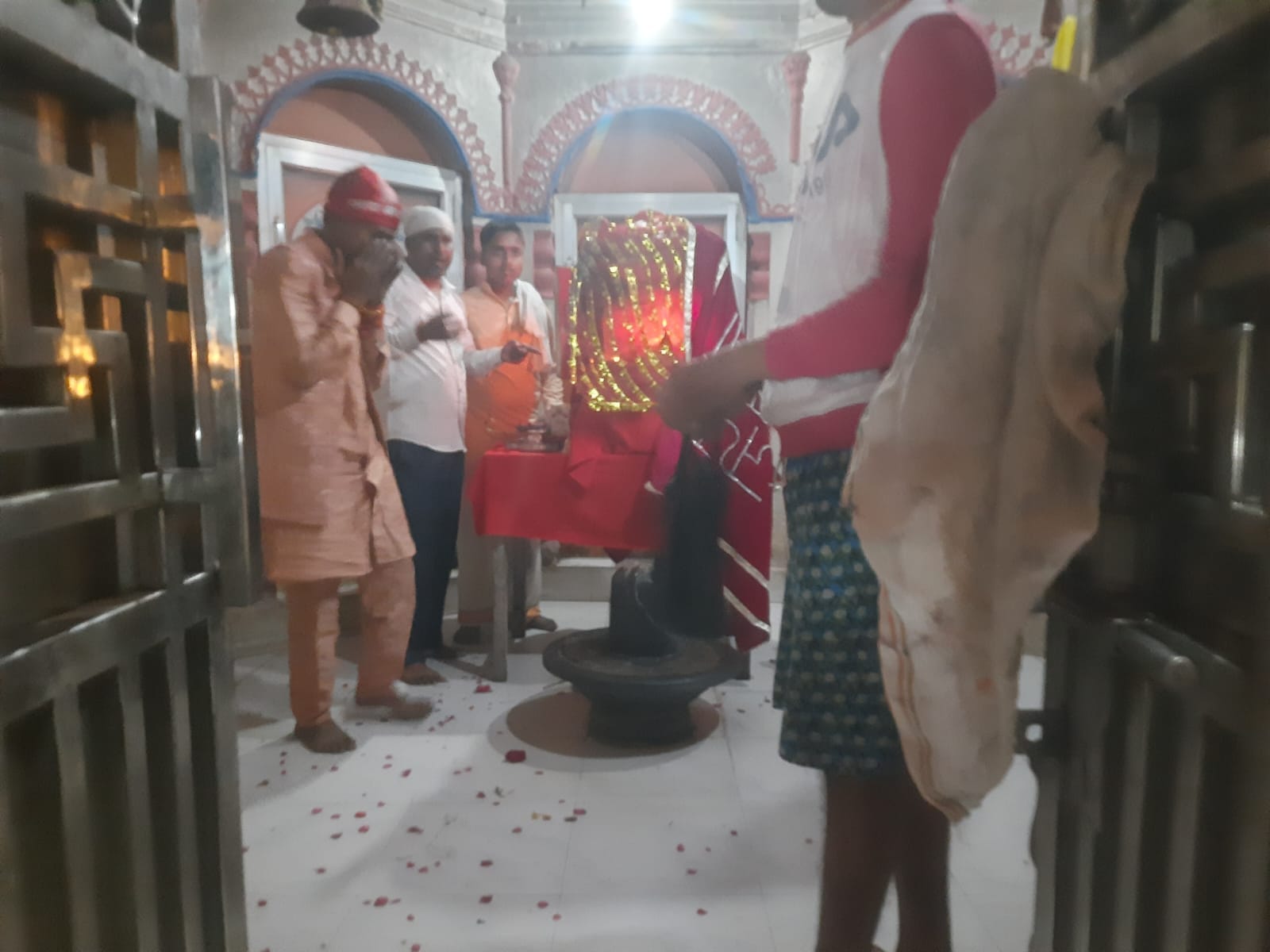 कबीरपुर कसगंजा गांव में मां ज्वाला जी की अखंड ज्योति के दर्शन करते भक्त-- स्रोत कमेटी