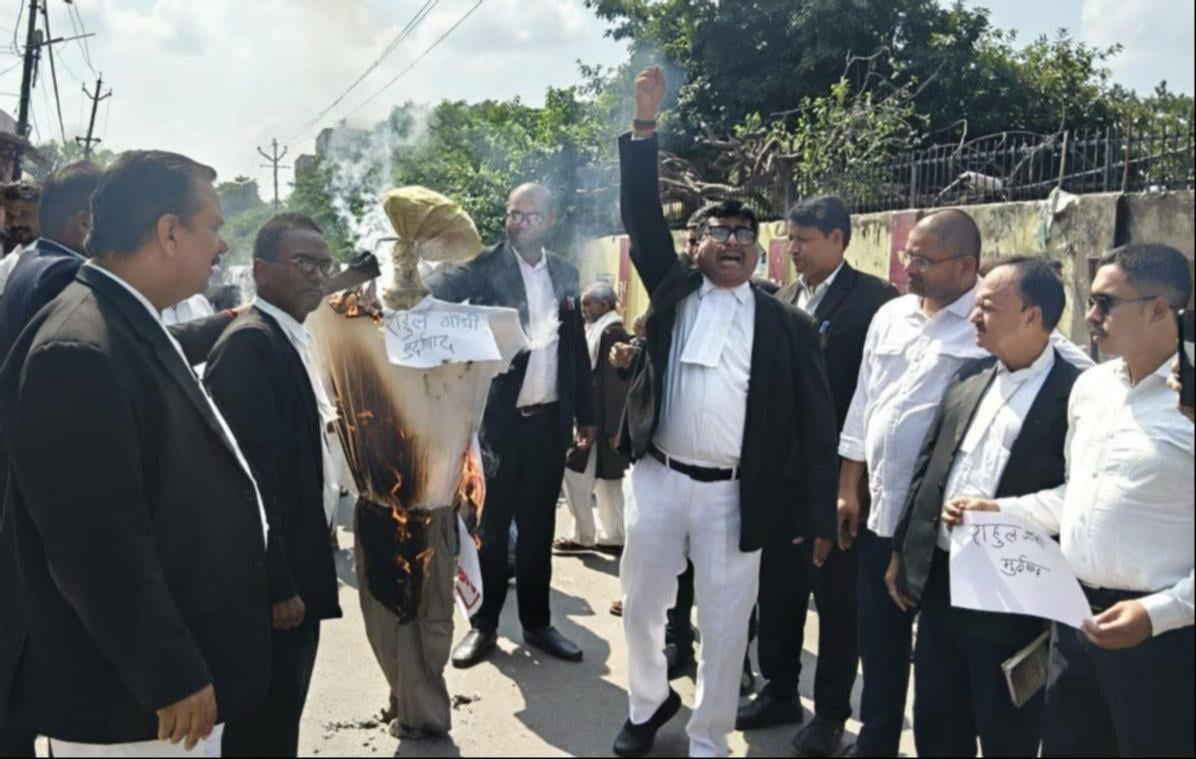 Gonda News: भाजपाइयों ने फूंका राहुल गांधी का पुतला