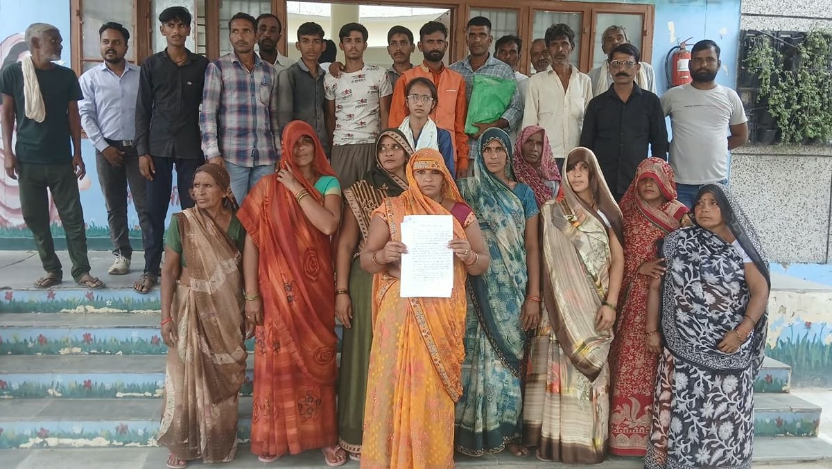 Budaun News: राशन कोटा आवंटन के लिए हुई खुली बैठक में सचिव से नोकझोंक