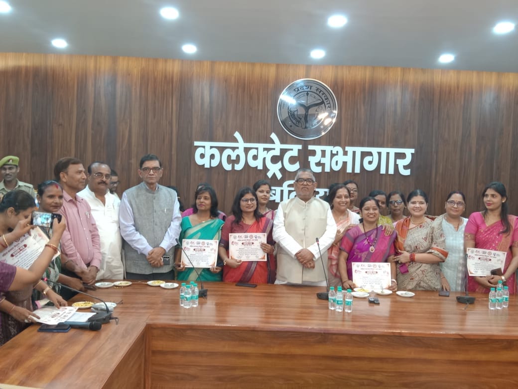 कलेक्ट्रेट सभागार में मिशन शक्ति के तहत आयोजित कार्यक्रम में महिलाओं को सम्मानित करते एमएलसी र