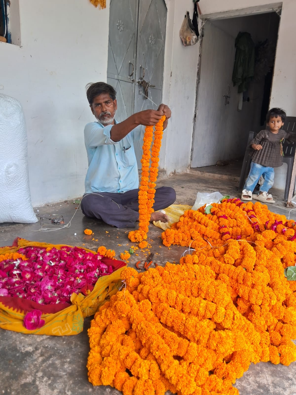 Kaushambi News: नवरात्र में खूब महक रहा फूलों का कारोबार, दाम दोगुने