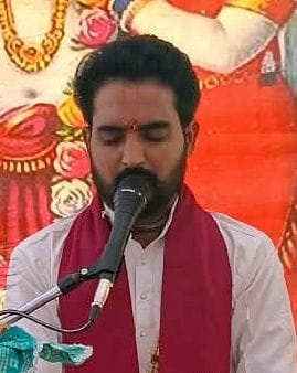 कुर्रियाकलां क्षेत्र के रामखेड़ा के देवी मंदिर पर भागवत कथा सुनाते व्यास आशीष वाजपेयी। संवाद