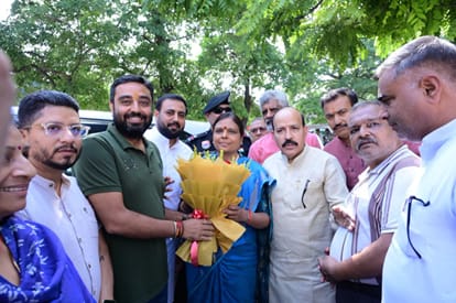 कार्यक्रम के दोरान डॉ. अर्चना गुप्ता का स्वागत करते पार्टी पदाधिकारी। प्रवक्ता