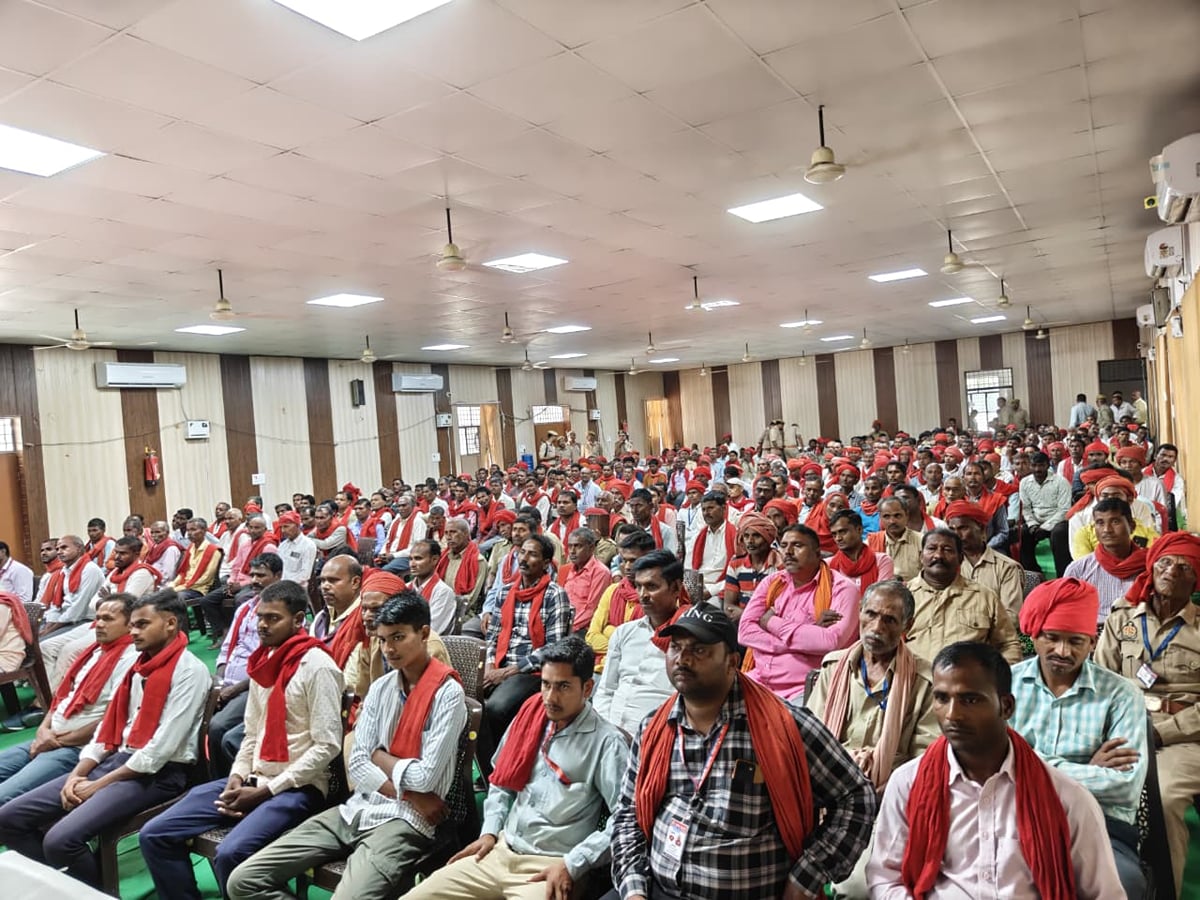Kaushambi News: 360 ग्राम चौकीदारों को साइकिल, टॉर्च और सीटी देकर किया प्रोत्साहित