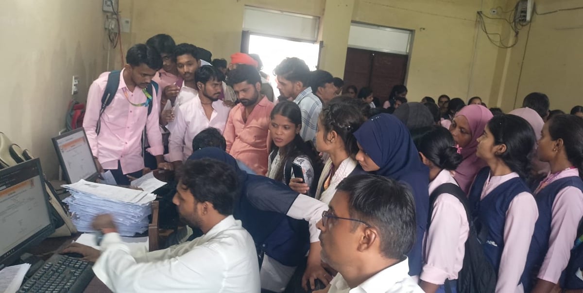Bhadohi News: 1200 छात्र-छात्राओं का हुआ बायोमेट्रिक सत्यापन