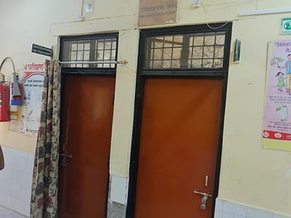  कटेहरी सीएचसी में जांच केंद्र पर लगा ताला। संवाद