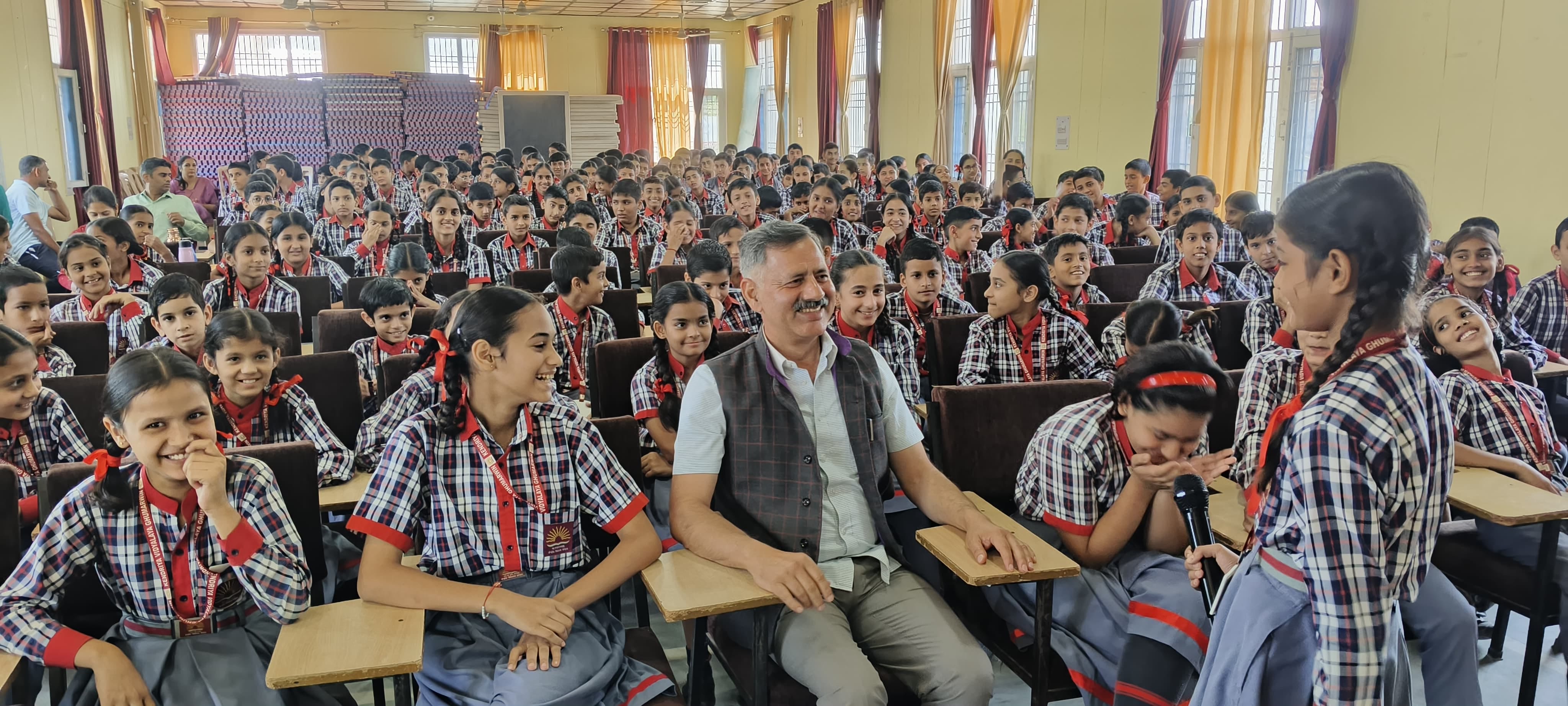 केंद्रीय विद्यालय घुमारवीं में बच्चों से संवाद करते मंत्री राजेश धर्माणी। स्रोत: जागरूक पाठक