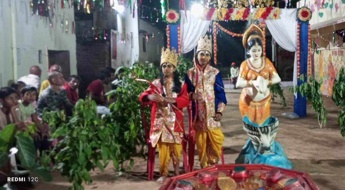 Chandauli News: जनकपुर की गलियों में भ्रमण पर निकले राम-लक्ष्मण, बरसे फूल
