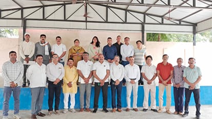कंवाली स्कूल में आयोजित बैठक में मौजूद शिक्षा अधिकारी और सांस्कृतिक प्रभारी।स्रोत:स्कूल