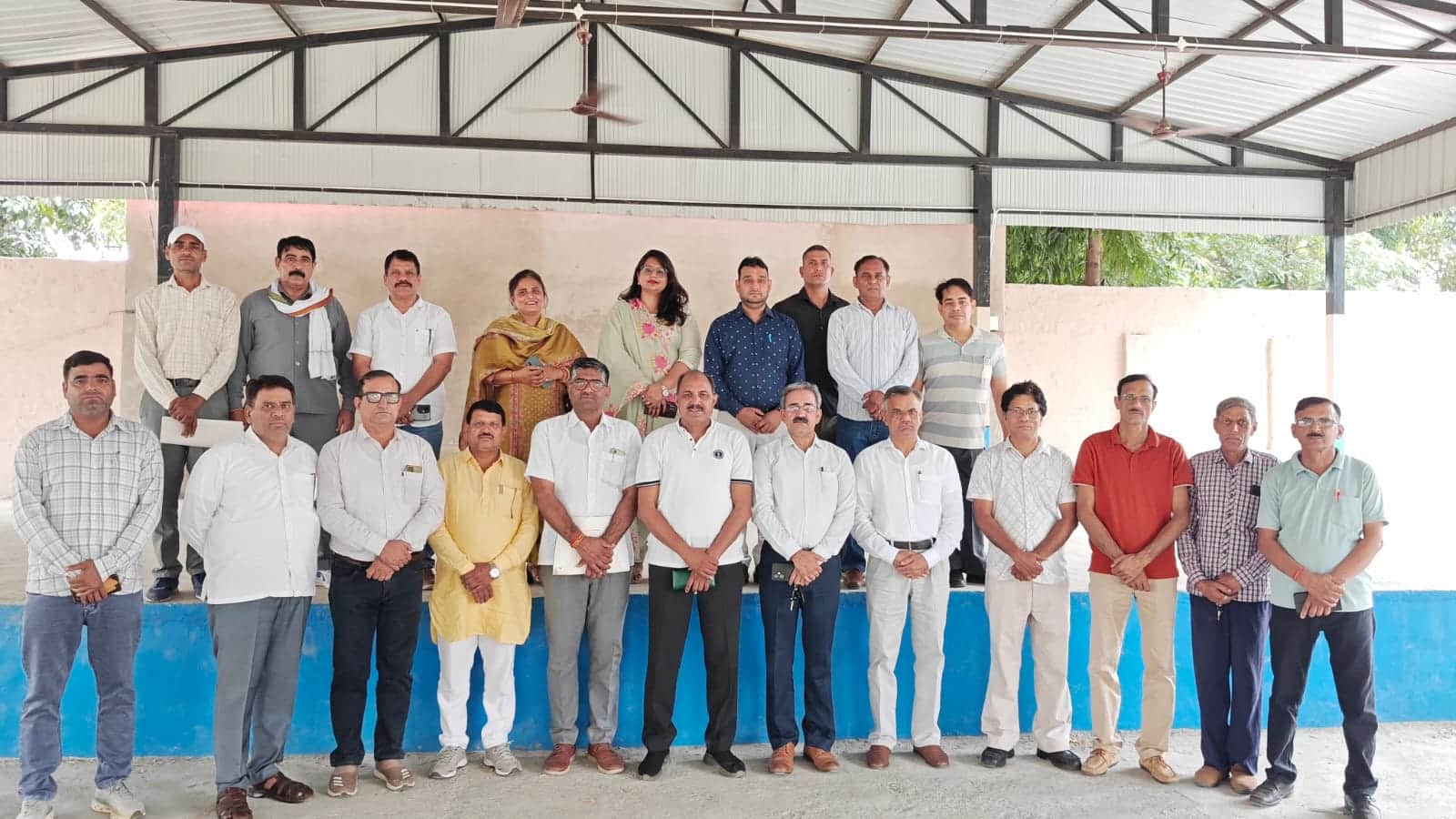 कंवाली स्कूल में आयोजित बैठक में मौजूद शिक्षा अधिकारी और सांस्कृतिक प्रभारी।स्रोत:स्कूल