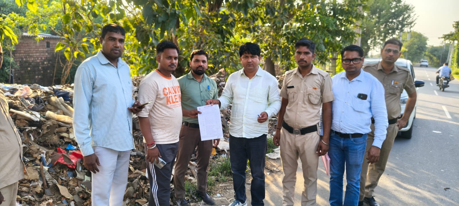 The Municipal Corporation team issued challans to three shopkeepers
