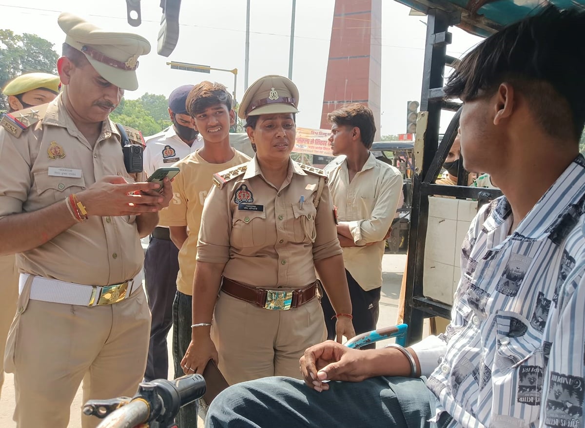 Shahjahanpur News: ई-रिक्शा में तेज म्यूजिक बजाना पड़ा भारी, वाहन किया सीज