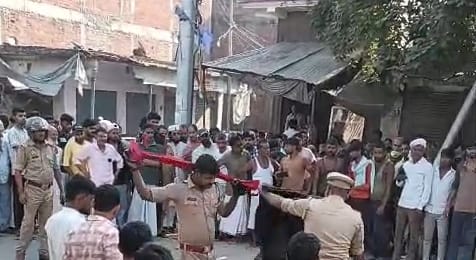 मुबारकपुर में हादसे के बाद घटनास्थल पर जुटी लोगों की भीड़। संवाद