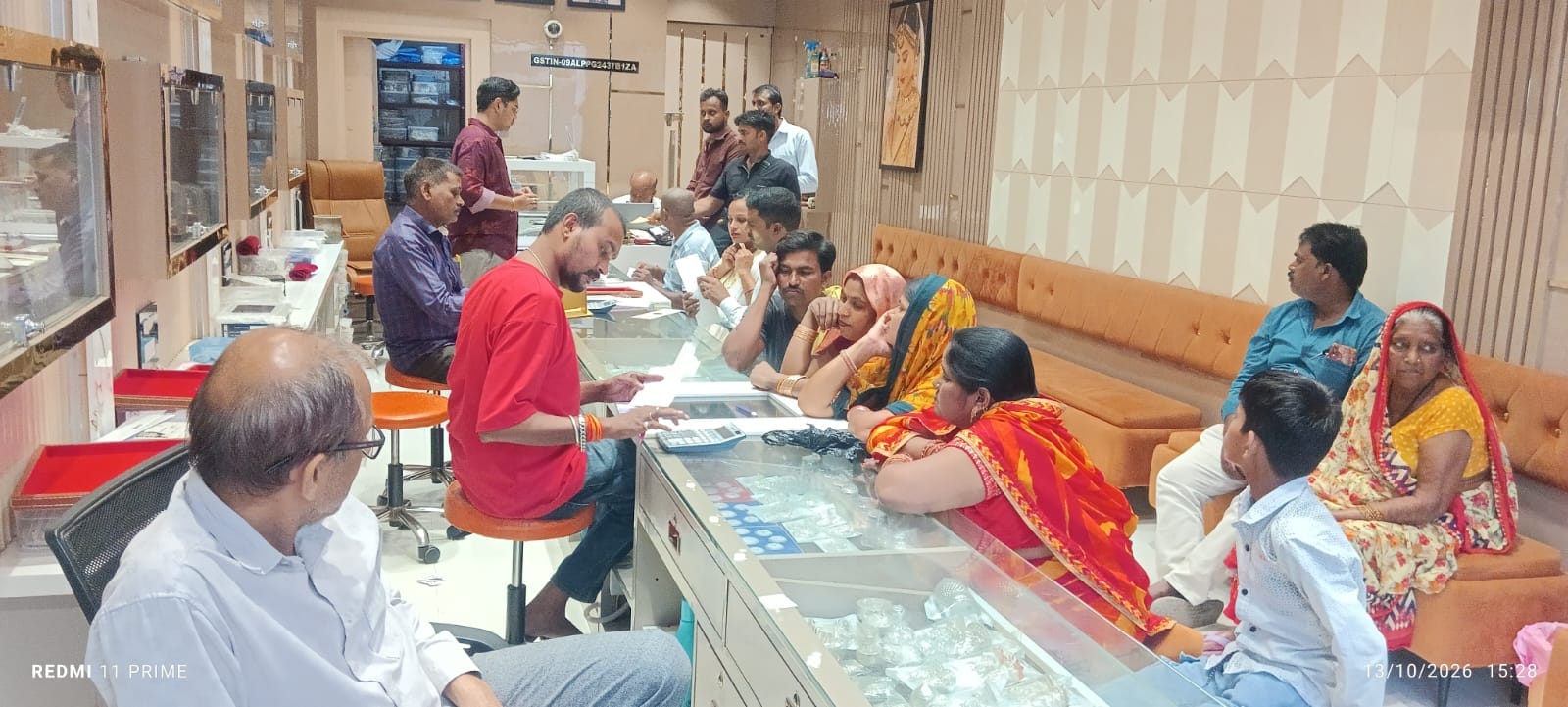 मंगलबाजार में सराफा की दुकान पर खरीदारी करते ग्राहक संवाद