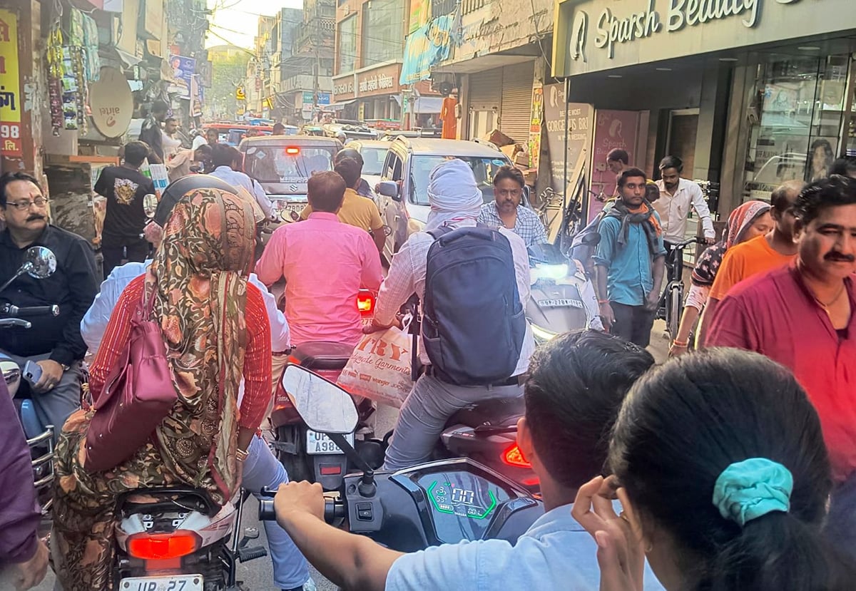 Shahjahanpur News: स्मार्ट सिटी में जाम का जंजाल...चौराहों पर थम रही रफ्तार