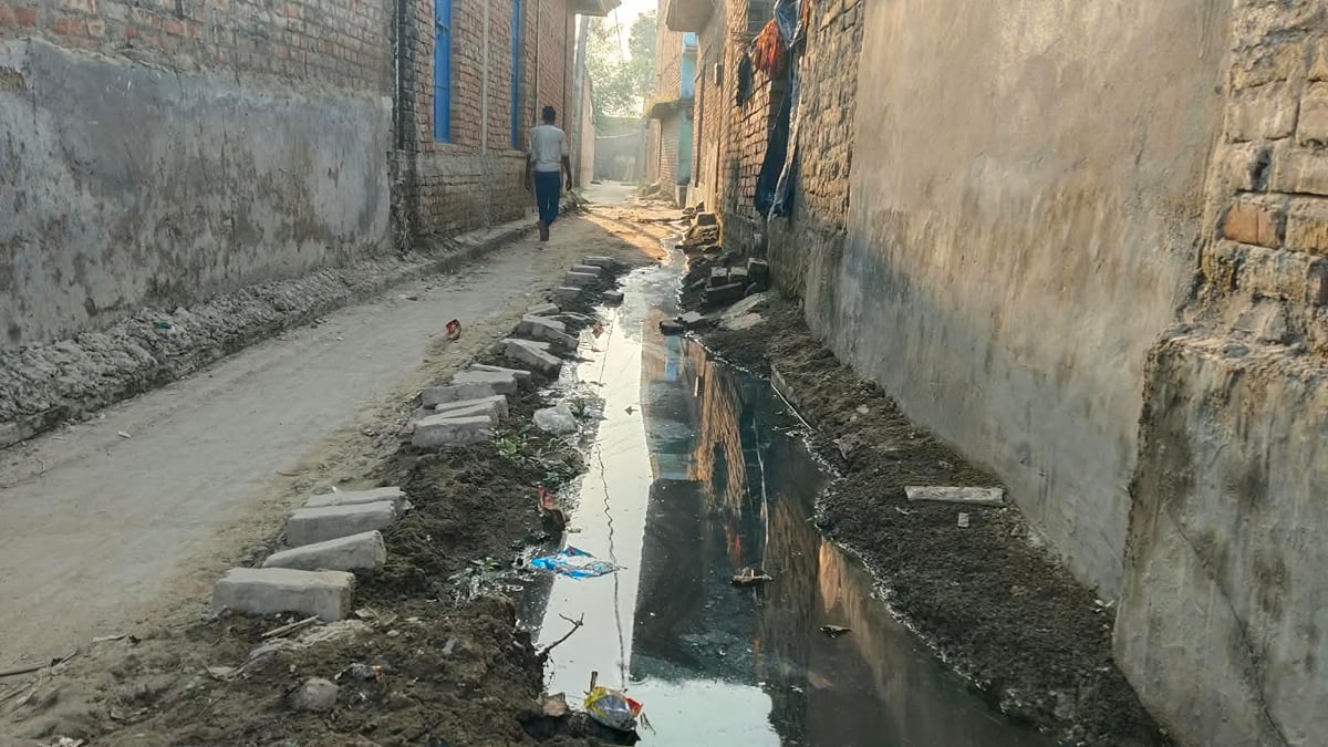 Kaushambi News: 100 घरों की बस्ती में जल निकासी न पेयजल की पाइपलाइन