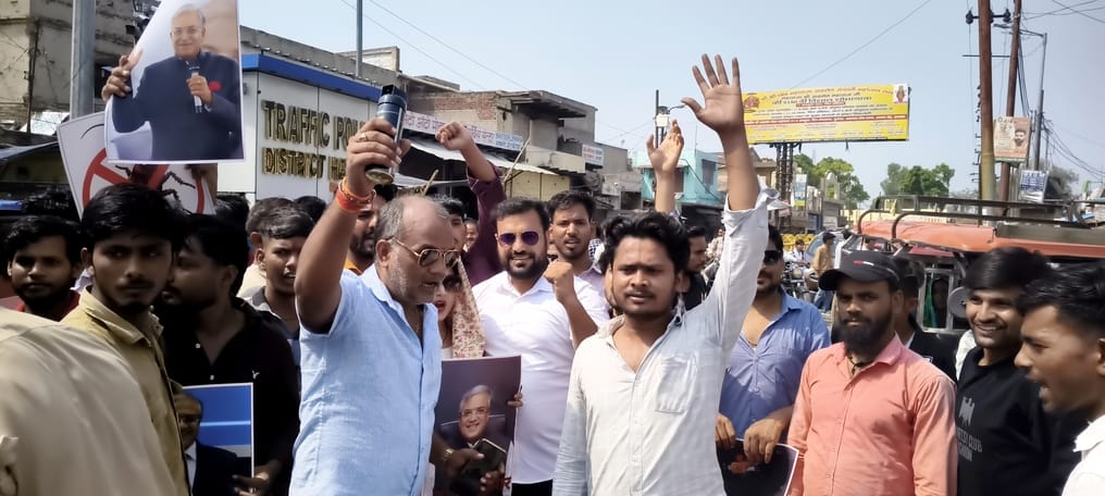 मुख्य निर्वाचन आयुक्त के समर्थन में प्रदर्शन करते लोग। संवाद