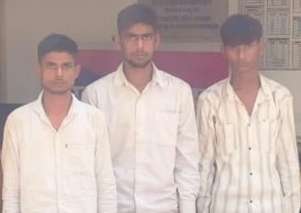 Shahjahanpur News: मोबाइल छीनकर भाग रहे तीन बदमाश गिरफ्तार, बाइक सीज