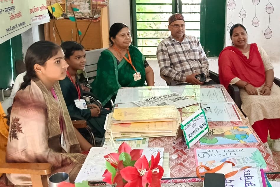 Bhadohi News: एक दिन के लिए लेखाधिकारी बनीं साक्षी, शुभी खंड शिक्षा अधिकारी