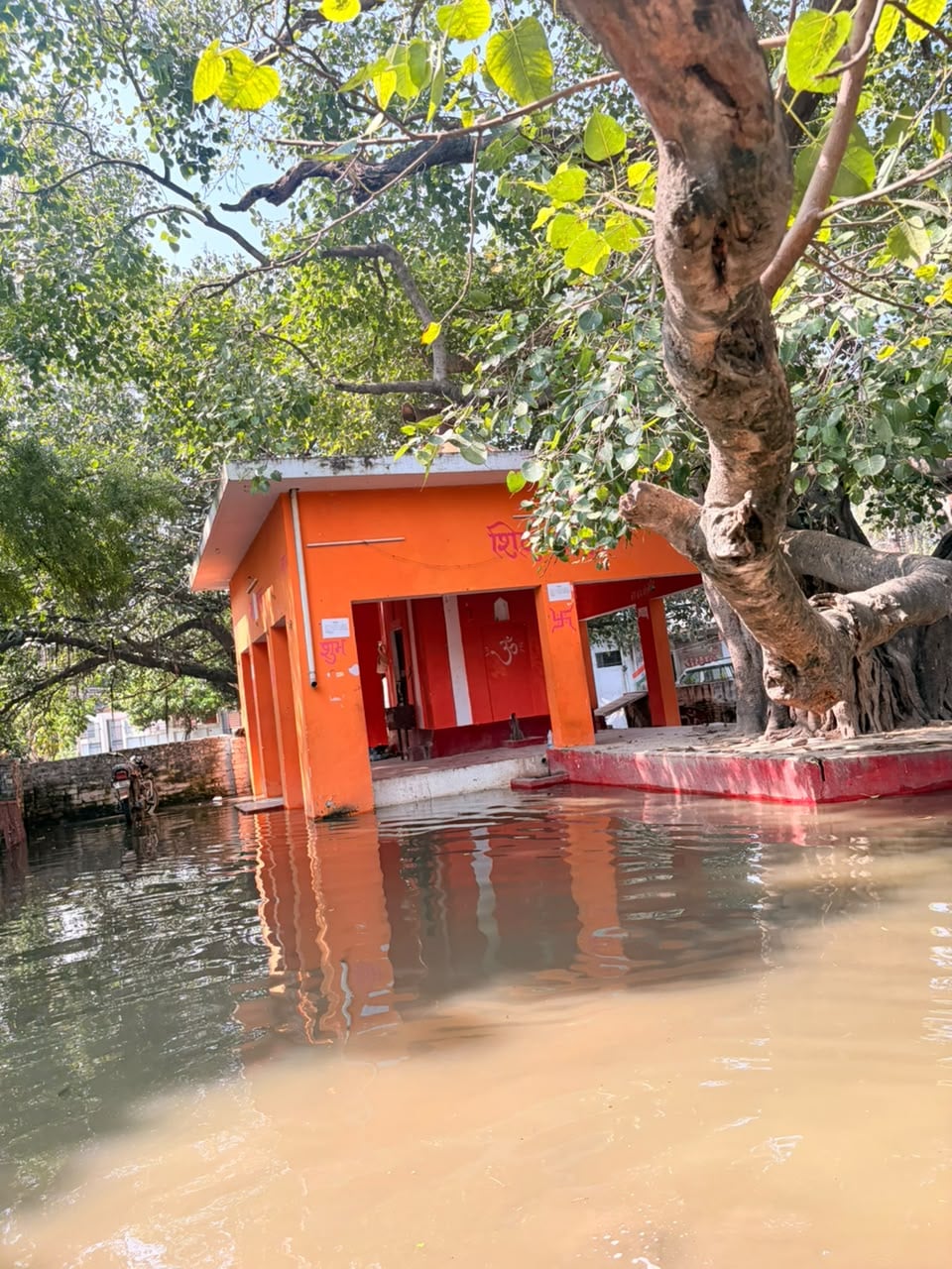 Lucknow News: मिश्रीबाग के 150 घरों में भरा नाले का पानी, लोग बेघर